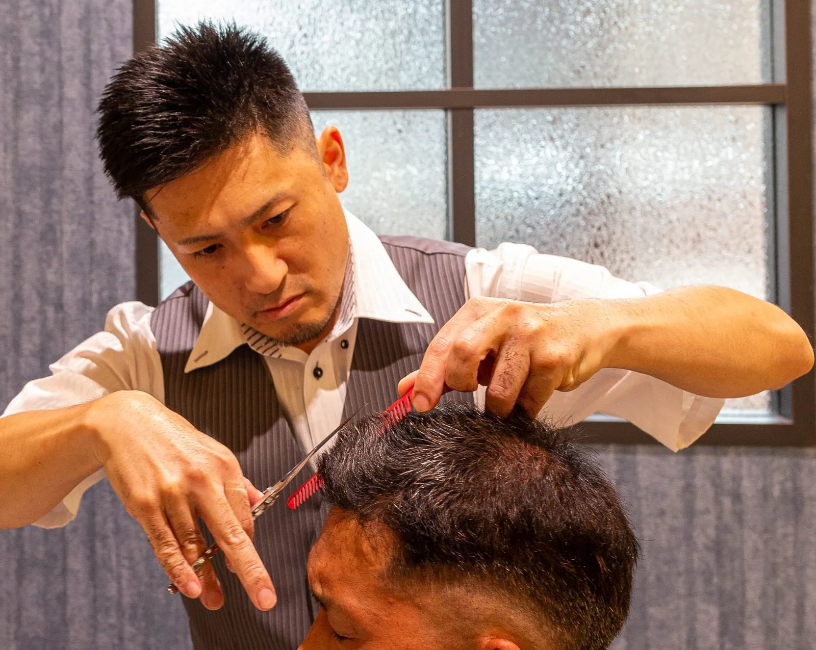 BARBER CROWN 店内でカットする様子